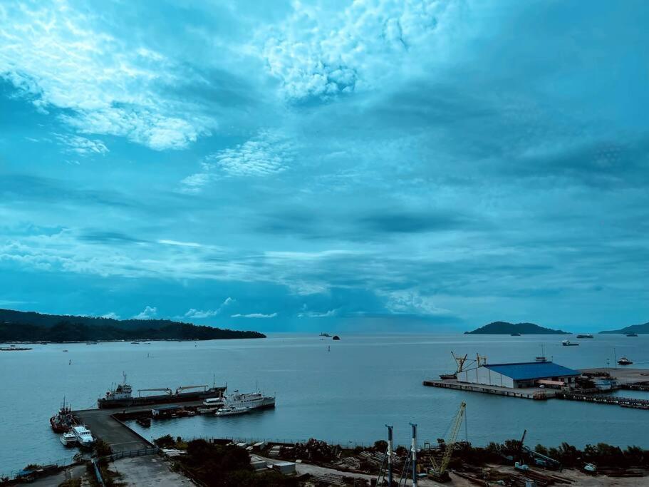 Jesselton Quay - Suite 1 By Staycation Suites Kk Kota Kinabalu Exterior photo